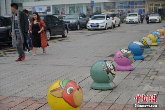 成都一停车场石墩被涂鸦 变身各种动物头像