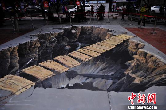 重庆步行街现巨型3D画 效果逼真吸引市民围观