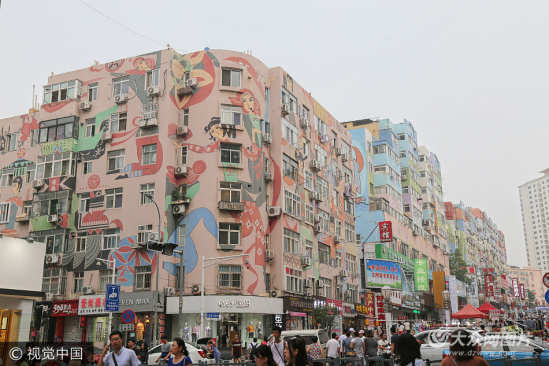 青岛闹市现巨幅墙绘 色彩艳丽吸睛