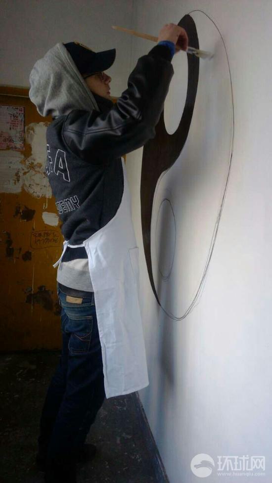 1月13日，中央美术学院学生为北京市朝阳区望京街道花家地北里社区的居民楼外墙公益创作的壁画取得了阶段性成果。参加创作的来自英国的留学生志愿者汤米说英国人的设计进了中国社区，感觉很棒!