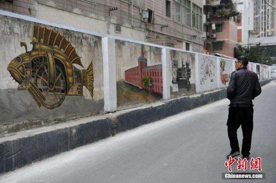 成都成华区街头老旧墙上添新景 彩绘作品出现在墙体上