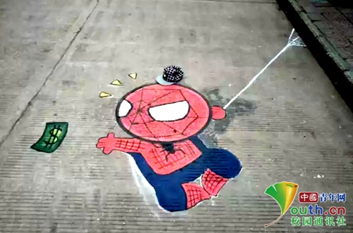 萌翻了！江西高校又现涂鸦井盖 赚足师生“回头率”