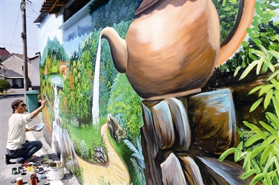 村里的墙怎么活了 这些墙绘与村庄的绿荫小径相映成趣